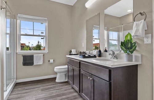 Milwaukee Condo | Private and Spacious 5BD 2BTH, Garage Parking, 2 King Beds & AC Included
