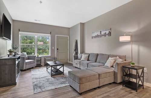 Milwaukee Condo | Private and Spacious 5BD 2BTH, Garage Parking, 2 King Beds & AC Included