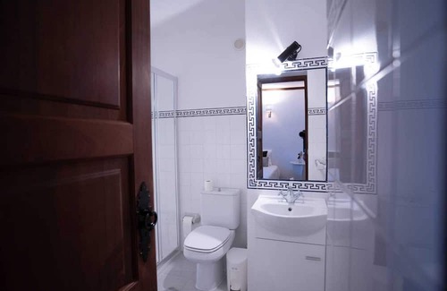 Sortelha House | Homerez - Spacious house in Sortelha with pool and terrace.