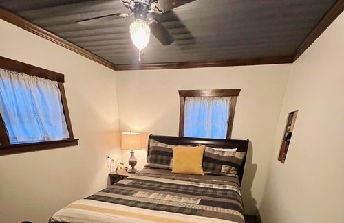 Sharpsburg Cabin | Cozy 2-bedroom cabin on beautiful Burr Oak Lake