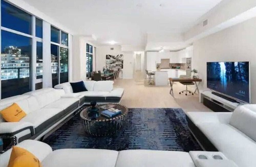 Central Lonsdale Apartment | Skyline Splendor: Luxe Penthouse Retreat in West Vancouver