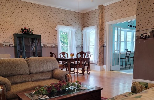 Titusville Bed & Breakfast | Great solar eclipse viewing! Beautiful room, 2 queen beds & private bath.