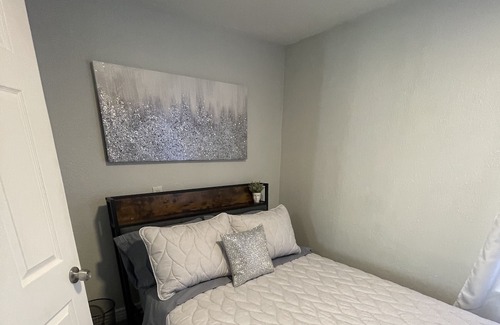Ogden House | Stylish and centrally located two bedroom house in Ogden with AC, WiFi,