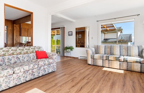 Clinton House | Ferry Vacation Rental