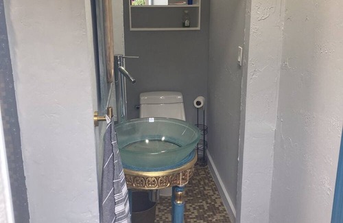 The Roads House | Hidden gem in the heart of Brickell Estates. Separate guest suite.