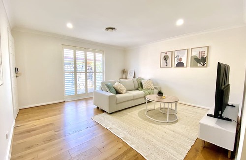 Ryde Villa | Cosy 3BR House with Garden, 7 mins drive to Macquarie Centre, 5 stars on AirB&B