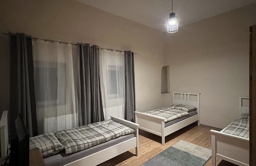 Jork Apartment | 2 Privat Zimmer Frei! 6 Einzelbetten, Küche, Bad, Smart TV