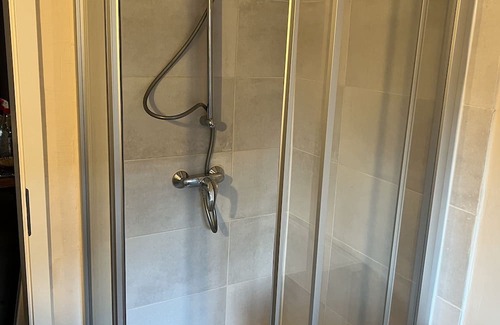 Jork Apartment | 2 Privat Zimmer Frei! 6 Einzelbetten, Küche, Bad, Smart TV