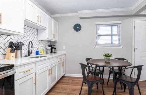 Cottage Line Apartment | New Renovation / Direct Beach Access / Ocean View
