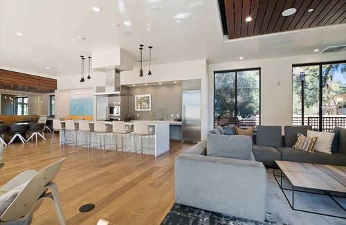 Shoreline West Apartment | Mountain View 1 BR | Desk + Wi-Fi | Downtown