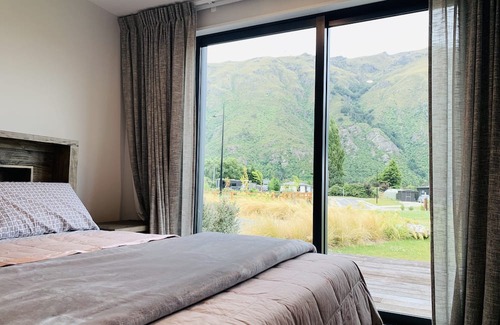 Kingston House | Stylish Alpine house in Kingston.