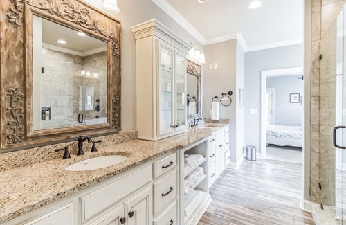 Athens House | Luxury 3-BR Retreat: Outdoor Paradise & Hot Tub