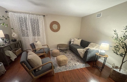Bonita House | Near Claremont La Verne College near highways 10 57 210 memory foam Queen's bed