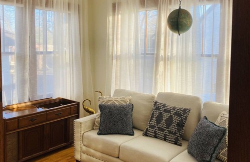 Alexandria House | Downtown Alexandria Walking distance to parks, bike trail, boutiques, restaurant
