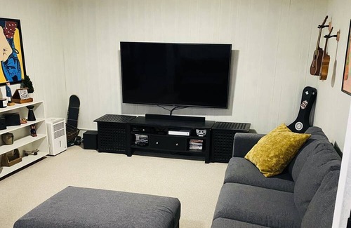 Alexandria House | Downtown Alexandria Walking distance to parks, bike trail, boutiques, restaurant