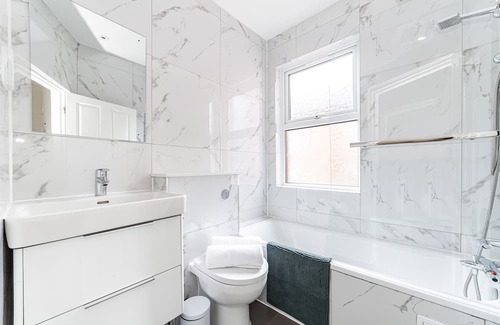 Mapesbury House | Modern 5-Bedroom Oasis with Free Parking: Stylish Retreat in Prime Location