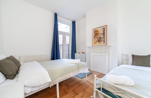 Mapesbury House | Modern 5-Bedroom Oasis with Free Parking: Stylish Retreat in Prime Location