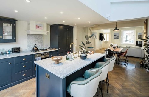 Queen's Park Cottage | Luxury 2BD Cottage stones throw from Notting Hill