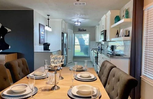 Dennis House | Lil Bit O Texas! Waterfront/kayak/firepit/fishing Peaceful park-like setting