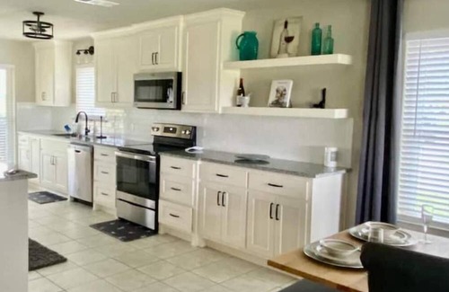 Dennis House | Lil Bit O Texas home + Guest Unit! Sleeps 14! Waterfront/Fish/Kayak/Fire Pit/BBQ