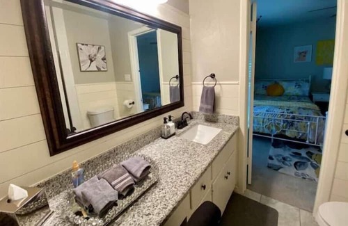 Dennis House | Lil Bit O Texas home + Guest Unit! Sleeps 14! Waterfront/Fish/Kayak/Fire Pit/BBQ