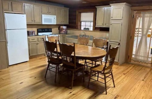 Tylertown Cabin | Less than 10 minutes to Paradise Ranch Resort Campground