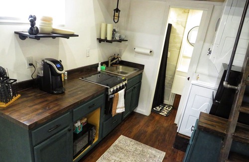 Barnhart House | Modern, Cozy Tiny House for 4 w/ washer & dryer