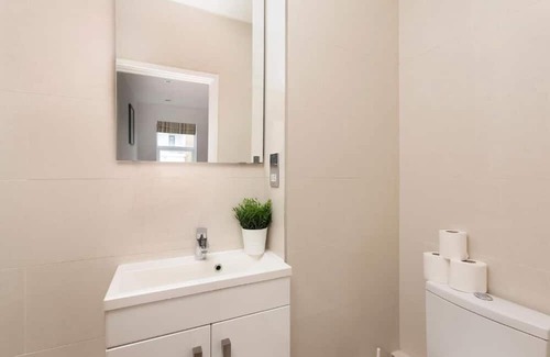 North Kensington Apartment | Ladbroke Grove 2 Bed