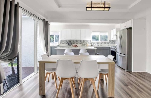 Mid City Cottage | South Sycamore by Avantstay Centrally Located