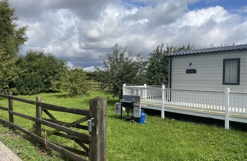 Boston House | Pet/Child Friendly 2 Bedroom Orchard Caravan