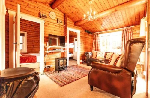 Ffestiniog Cabin | Cozy Mountain 2 Bed Log Cabin - Near Zip World