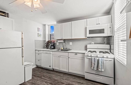 South Philadelphia West Apartment | Bi-level Apartment w/ South Philly Rooftop
