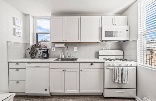South Philadelphia West Apartment | Bi-level Apartment w/ South Philly Rooftop