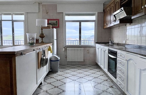Porto de Espasante House | Sunny home with enormous terrace and garden just 1 min walk to the beach!