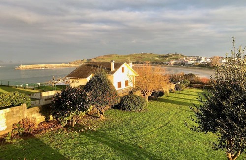 Porto de Espasante House | Sunny home with enormous terrace and garden just 1 min walk to the beach!