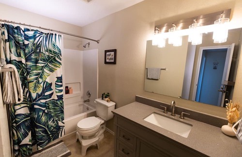 Montopolis House | Roomy Riverside Retreat, Great for Groups, Close to Downtown and Airport