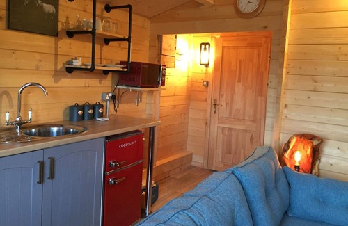 Chesterfield Cabin | Cosy 1-Bed Farm Stay Cabin