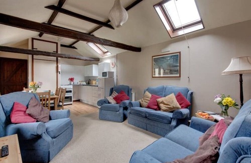 Colchester Cottage | 3 Bedroom Cottage - Shared Pool