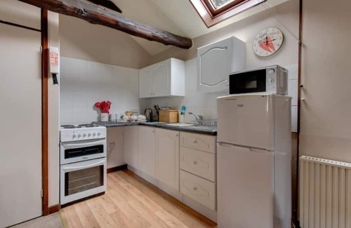 Colchester Cottage | 3 Bedroom Cottage - Shared Pool