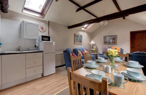Colchester Cottage | 3 Bedroom Cottage - Shared Pool