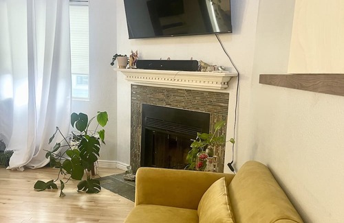 Thornton House | Modern 3 bed/2bath Townhome w 2 carports. 65inch TV/Fireplace/Wood Floors