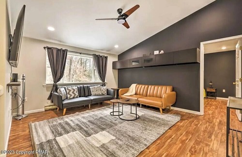 Tunkhannock Township House | Cozy Pocono Retreat: Hot Tub, Games, Near Ski