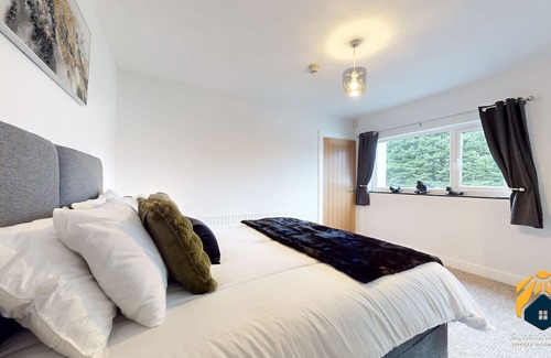 Pontypool Apartment | 4 Bedroom Apartment with Cosy Pub