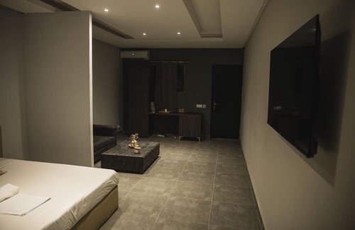 Akouedo Hotel | The SHELTER