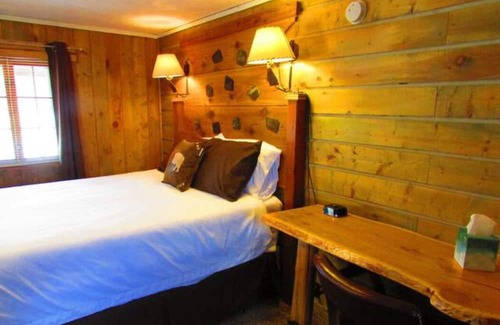 Dubois Cabin | Unit Room 108