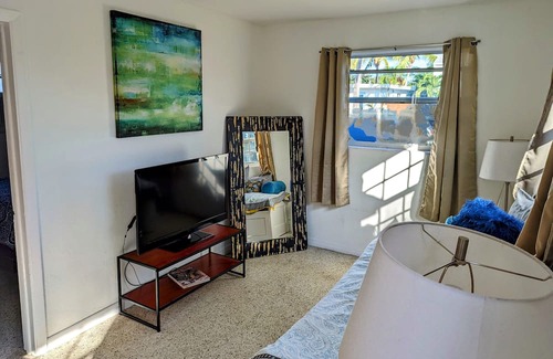 Mango Groves Cottage | Downtown Lake Worth Beach Casita