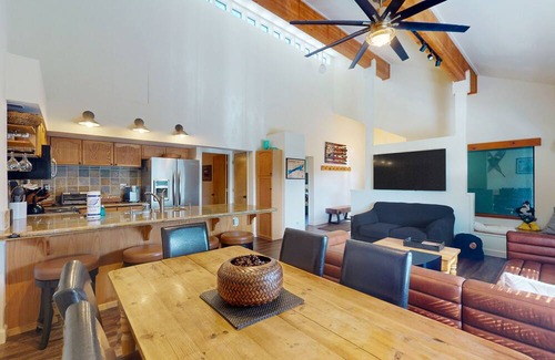 Lakeshore Condo | Comfortable condo near China Peak with updates throughout, themed rooms, & W/D