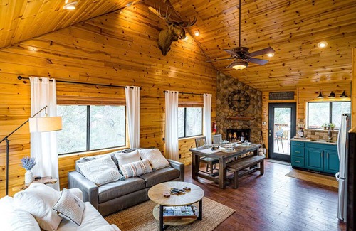 Fawnskin House | Luxury Cabin: slopes, lake, jacuzzi & VIEWS!