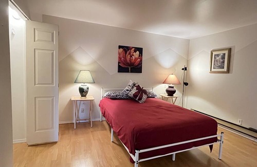 Fleetwood House | Beautiful Bedroom- Attached Bath in Surrey (Close to Mall)
