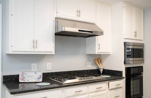 Lake Ridge House | Beautiful, Peaceful, and Professionally Decorated 5 bedrooms. Wooded view